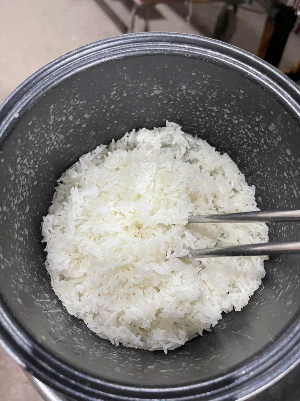 Gạo ST25 thơm dẻo giá bao nhiêu 1kg? Ăn có ngon không?